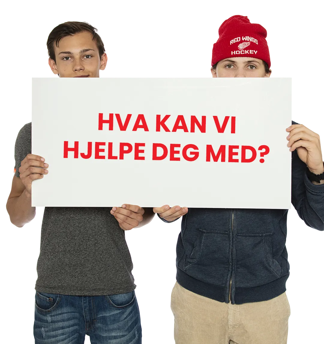 To elever hos Driving Trafikkskole med skilt: «Hva kan vi hjelpe deg med?»
