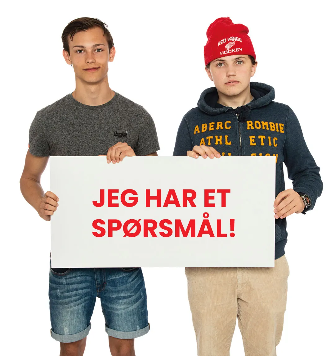 To elever hos Driving Trafikkskole med skilt: «Jeg har et spørsmål!»