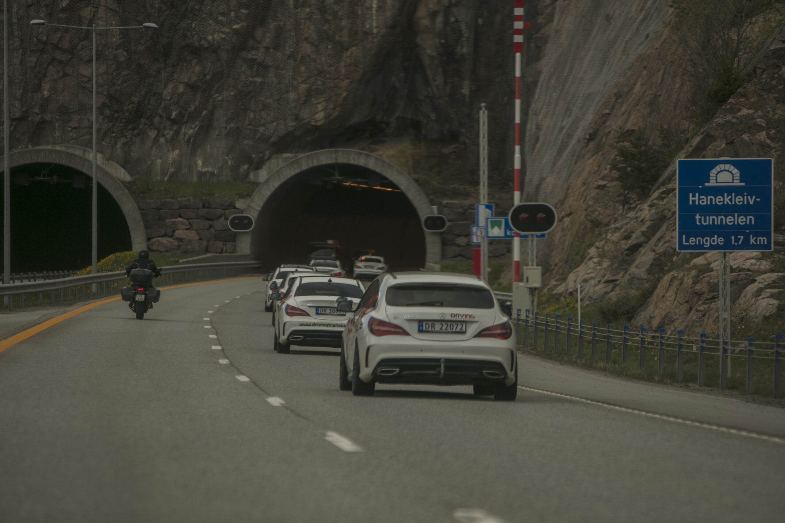 Biler kjører på vei inn i en tunnel.